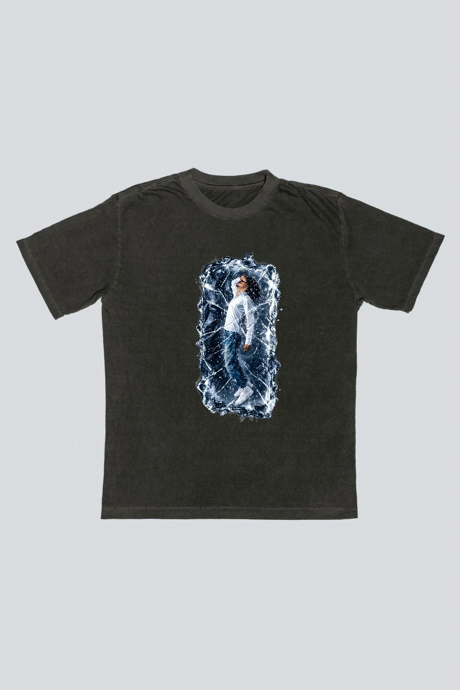 Camiseta com estampa do ensaio de Bryan Haller dentro do cubo de gelo