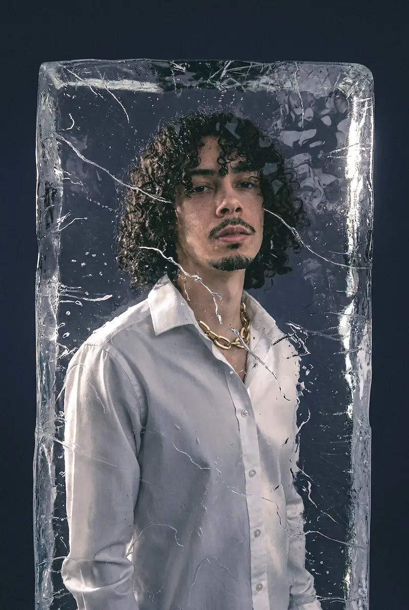 Foto promocional do ensaio de Bryan Haller dentro do cubo de gelo