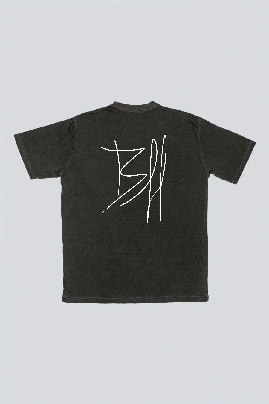 Detalhe da rubrica de Bryan Haller aplicada em uma camiseta